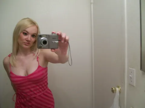 Liz Black: Petite Blonde Bares Her Big Natural Tits in a Mirror Selfie – photo 1 of 21