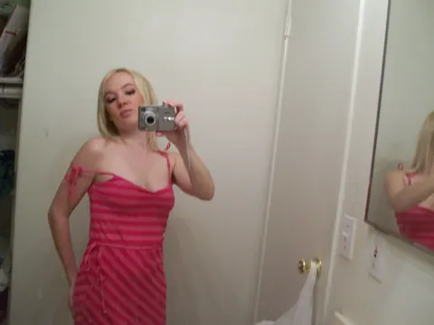 Liz Black: Petite Blonde Bares Her Big Natural Tits in a Mirror Selfie – photo 2 of 21