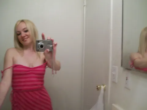 Liz Black: Petite Blonde Bares Her Big Natural Tits in a Mirror Selfie – photo 4 of 21