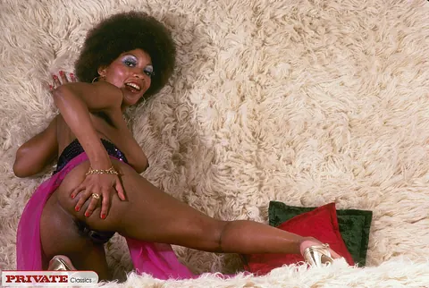 Thick Ebony Woman Spreads Her Pussy in High Heels – photo 10 of 13