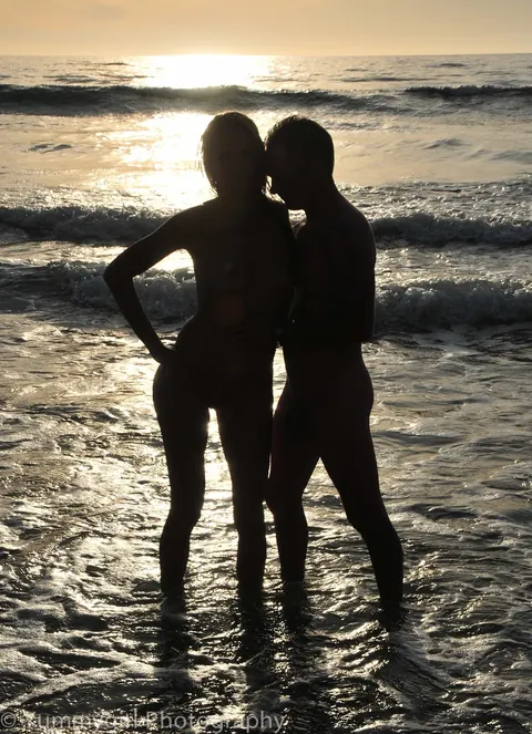 Sofie Marie: Tall Brunette MILF Poses with Her Lover on a Public Beach – photo 11 of 21
