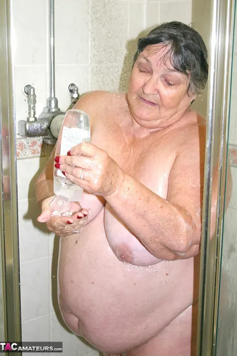 Curvy British Brunette Poses Nude in the Bathroom – photo 5 of 20