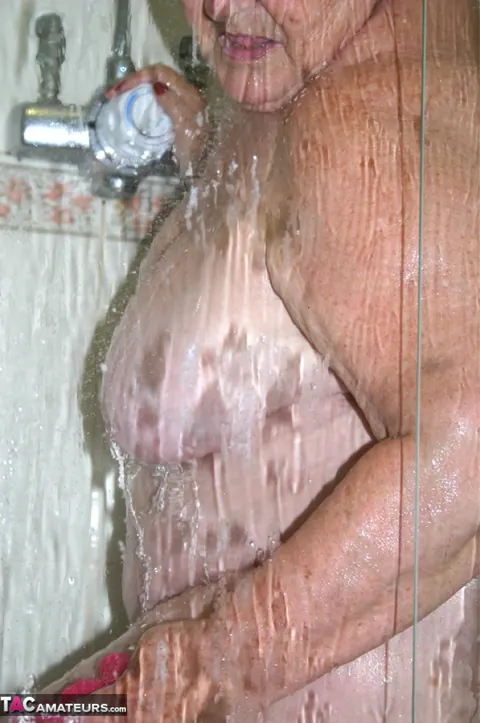 Curvy British Brunette Poses Nude in the Bathroom – photo 20 of 20