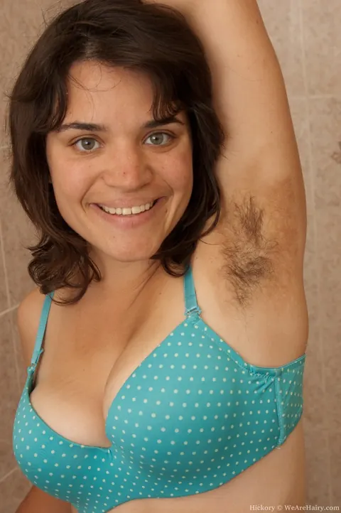 Hickory: Thick Brunette Shows Her Shaved Body in the Bathtub – photo 2 of 13