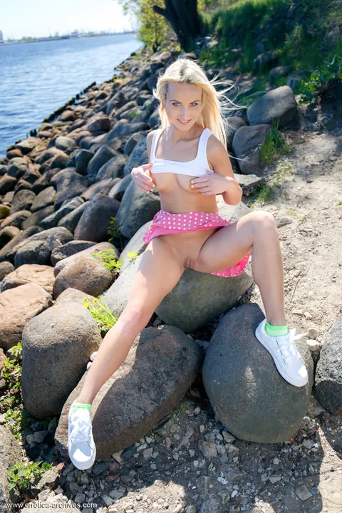 Sophia Sonne: Blonde with Small Natural Tits Spreads Her Shaved Pussy on the Beach – photo 9 of 16