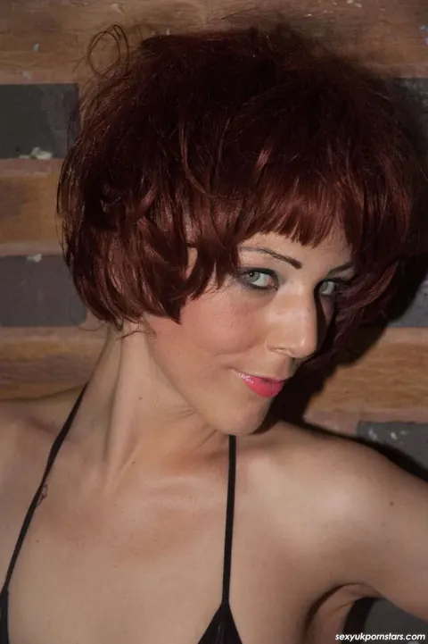 Porscher Wells: European Redhead Slides Her Lingerie Aside and Spreads – photo 1 of 15