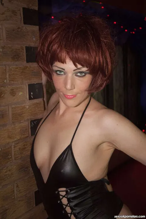 Porscher Wells: European Redhead Slides Her Lingerie Aside and Spreads – photo 4 of 15