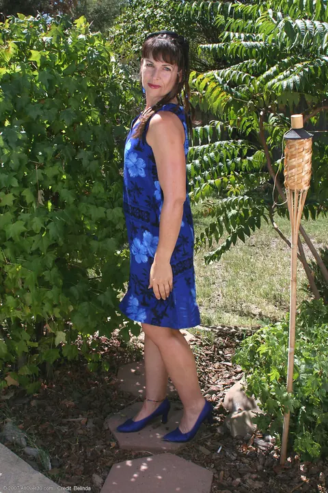 Thick Brunette MILF Strips Outdoors in a Skirt and Heels – photo 1 of 20
