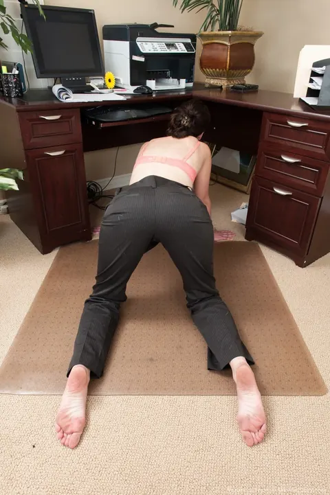 Veronica Snow: Redhead MILF in Glasses Spreads Her Hairy Bush at the Office – photo 4 of 16