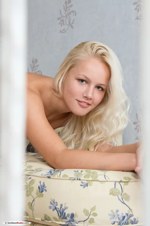 Blonde Woman Strips Nude and Poses for the Camera – photo 9 of 21