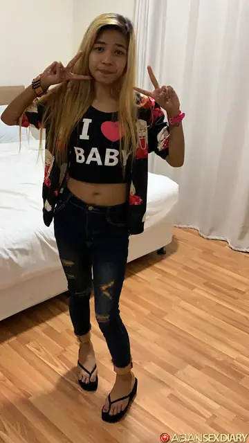 Blonde Asian Woman in Lingerie and Jeans Spreads Before POV Sex
