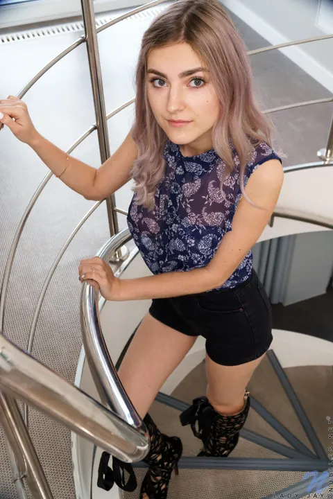 Eva Elfie: Thick Blonde in Shorts and Boots Spreads Her Bald Pussy – photo 1 of 16
