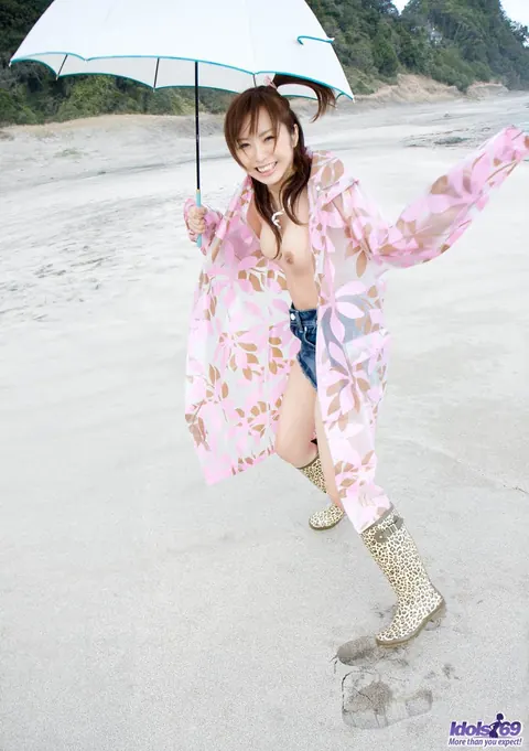 Namiki: Thick Japanese Brunette Strips Out of Her Panties on the Beach – photo 3 of 16