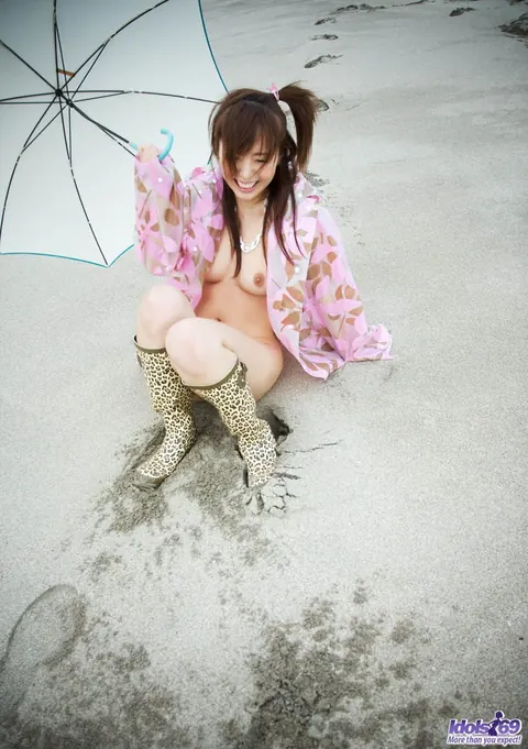 Namiki: Thick Japanese Brunette Strips Out of Her Panties on the Beach – photo 5 of 16