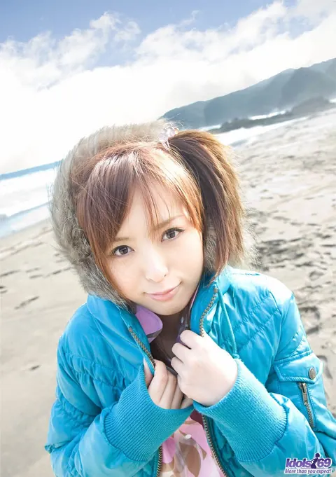 Namiki: Thick Japanese Brunette Strips Out of Her Panties on the Beach – photo 6 of 16