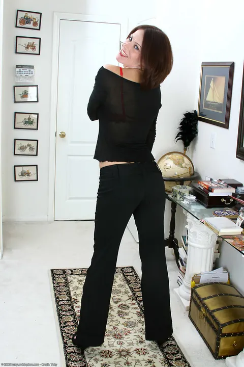 Woman Poses Nude Showing Her Hairy Pussy – photo 2 of 21