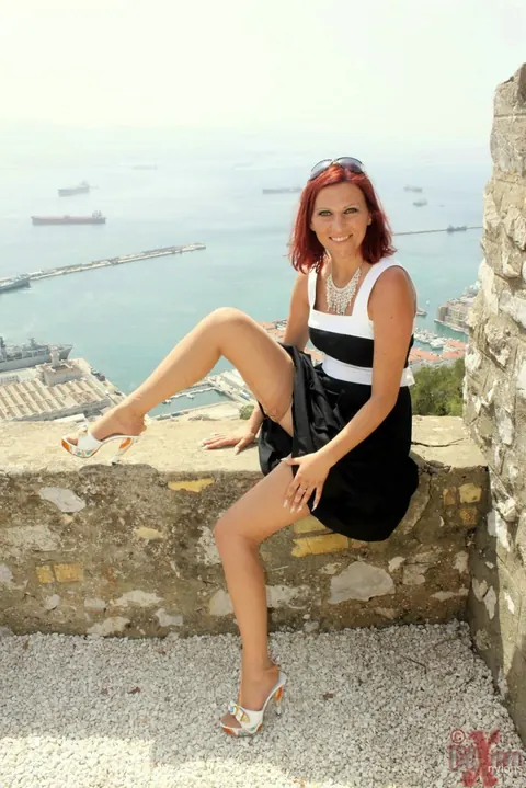Vixen Nylons: Thick MILF in Stockings and Heels Spreads Her Legs Wide – photo 1 of 14