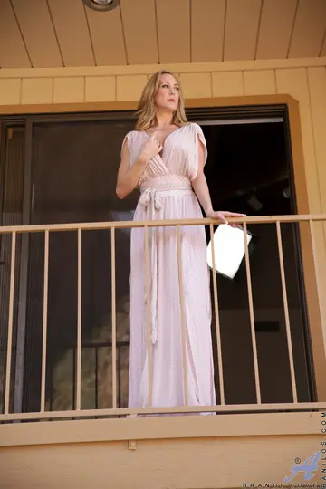 Brandi Love – Blonde MILF in Heels Rubs Her Clit and Spreads Her Pussy