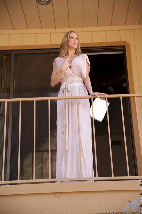 Brandi Love: Blonde MILF in Heels Rubs Her Clit and Spreads Her Pussy – photo 1 of 20