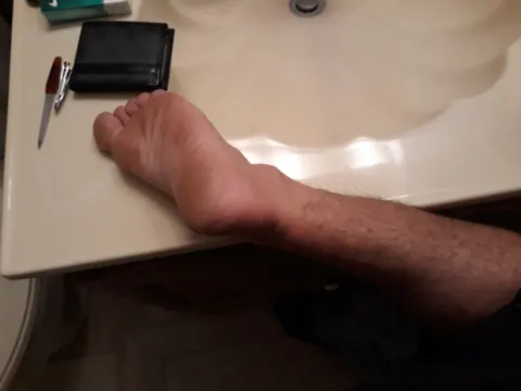 Brunette Guy Sits Nude and Shows Off His Feet – photo 7 of 16