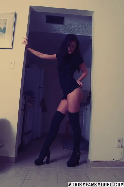 Lola Sinclair: PAWG Brunette Strips Off Her Stockings – photo 3 of 15