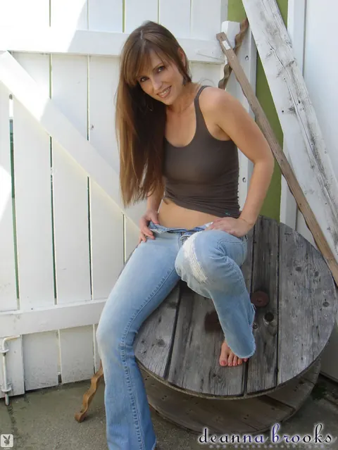 Deanna Brooks: Mature Blonde Spreads Her Pussy for the Camera – photo 6 of 16