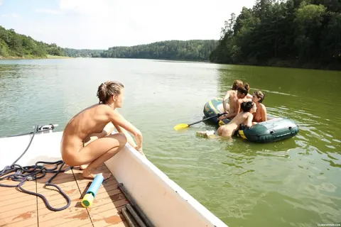 Sarah Kay: Thick Brunette Strips Off Her Bikini and Kisses Partner by the River – photo 10 of 16