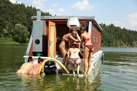 Sarah Kay: Thick Brunette Strips Off Her Bikini and Kisses Partner by the River – photo 3 of 16