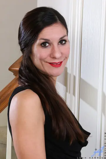 Brunette MILF Uses a Vibrator in High Heels