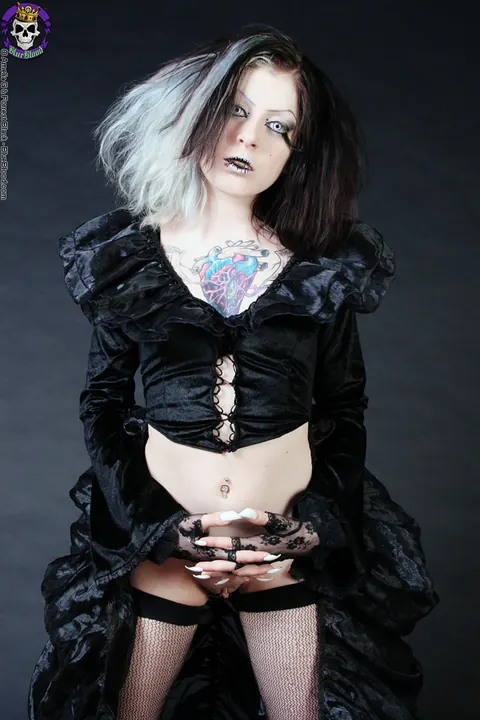 Tattooed Woman in Stockings and Costume Exposes Herself – photo 7 of 15