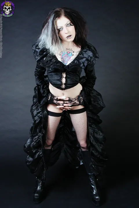 Tattooed Woman in Stockings and Costume Exposes Herself – photo 15 of 15