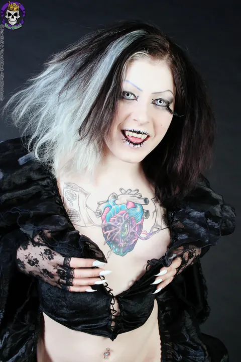 Tattooed Woman in Stockings and Costume Exposes Herself – photo 9 of 15