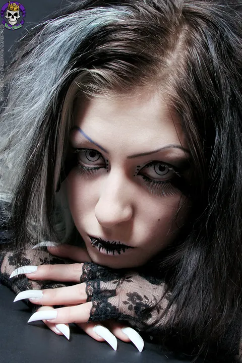 Tattooed Woman in Stockings and Costume Exposes Herself – photo 6 of 15