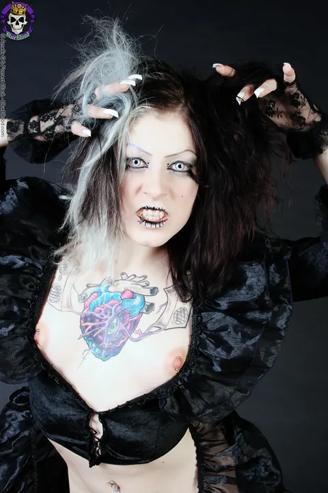 Tattooed Woman in Stockings and Costume Exposes Herself – photo 4 of 15