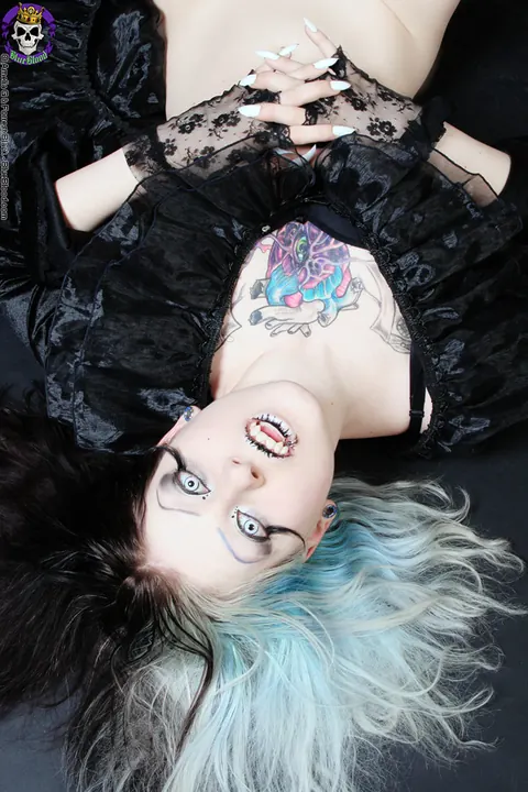 Tattooed Woman in Stockings and Costume Exposes Herself – photo 2 of 15