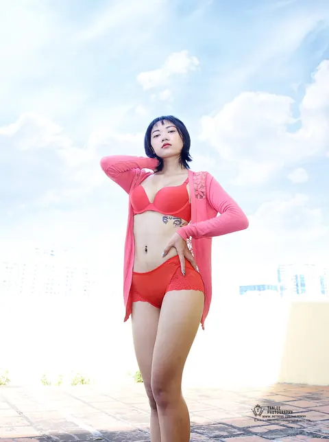 Curvy Model Poses in Lingerie Showing Her Body – photo 8 of 21