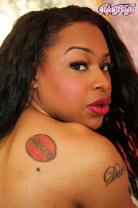 Ebony Trans Woman Undresses and Poses to Show Her Cock – photo 10 of 16