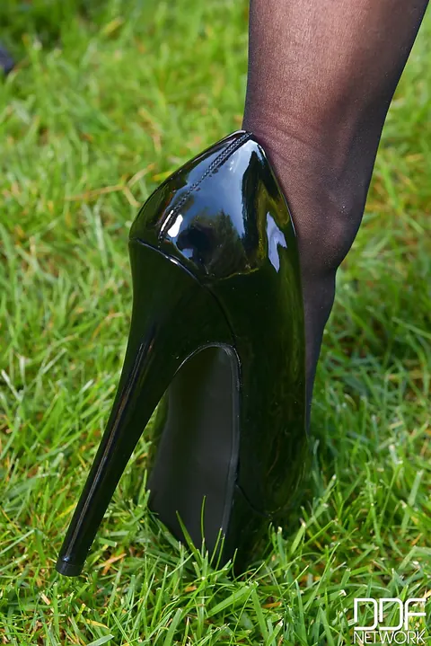 Delzangel: Brunette MILF in Heels Fingers Her Pussy Outdoors – photo 4 of 16