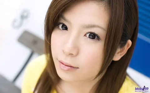 Riri Kuribayashi: Japanese Brunette Pulls Aside Her Panties to Spread – photo 5 of 16