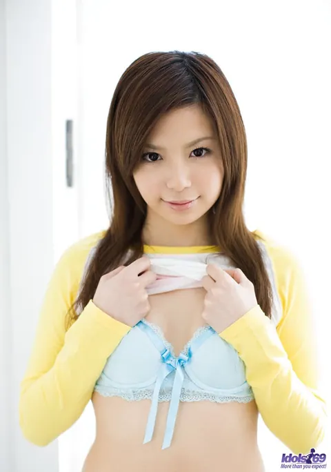 Riri Kuribayashi: Japanese Brunette Pulls Aside Her Panties to Spread – photo 8 of 16