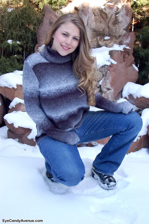 Amateur Bares Her Big Natural Tits Outdoors in Jeans – photo 4 of 16