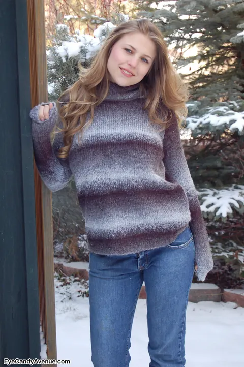 Amateur Bares Her Big Natural Tits Outdoors in Jeans – photo 8 of 16