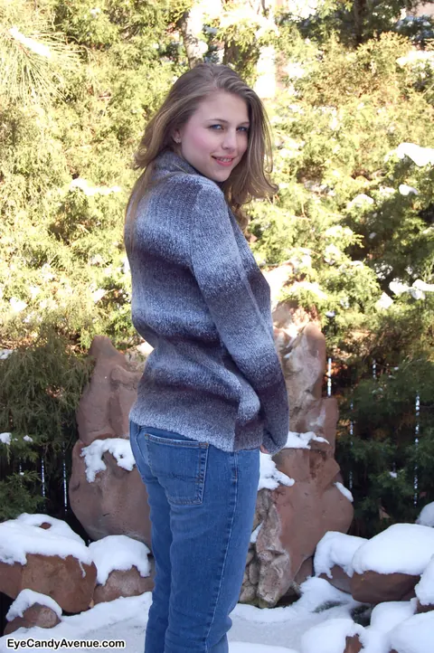 Amateur Bares Her Big Natural Tits Outdoors in Jeans – photo 3 of 16