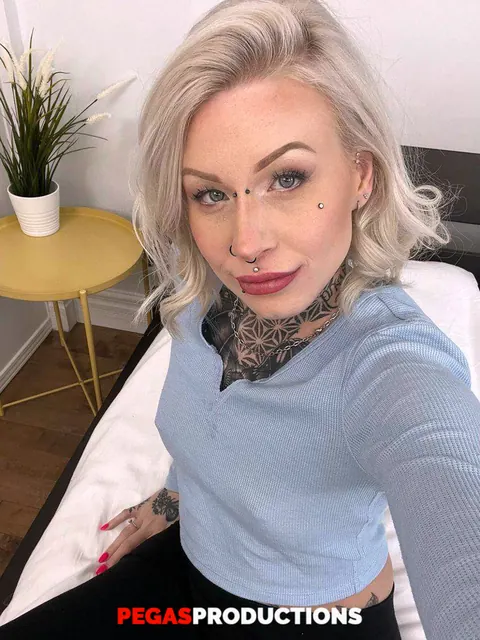 Petite Tattooed Woman Gives a Blowjob – photo 10 of 20