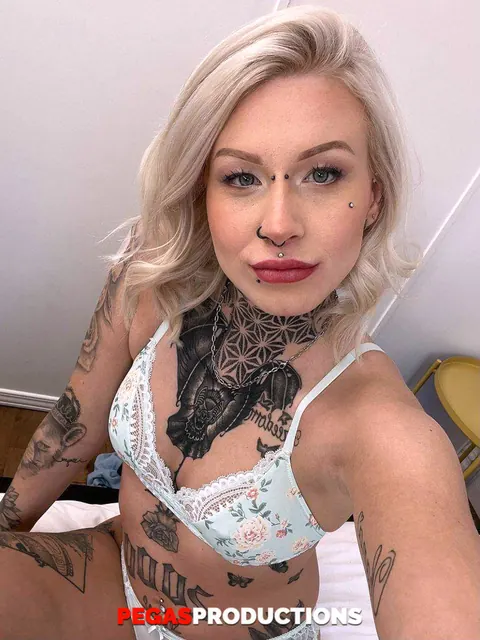 Petite Tattooed Woman Gives a Blowjob – photo 15 of 20