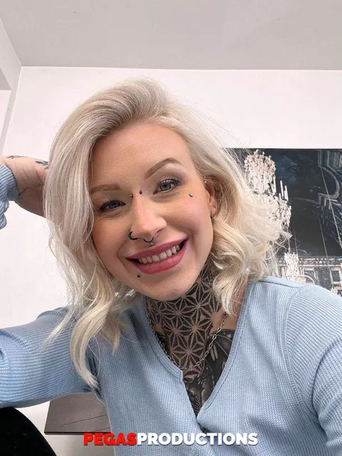 Petite Tattooed Woman Gives a Blowjob – photo 13 of 20
