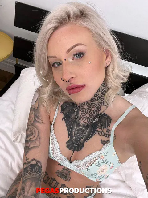Petite Tattooed Woman Gives a Blowjob – photo 17 of 20
