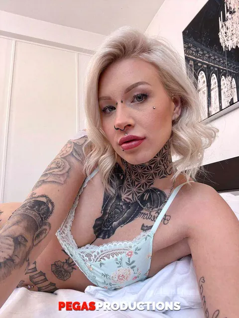 Petite Tattooed Woman Gives a Blowjob – photo 11 of 20