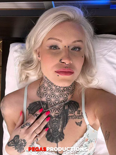 Petite Tattooed Woman Gives a Blowjob – photo 14 of 20