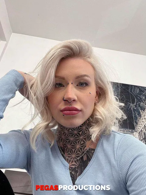 Petite Tattooed Woman Gives a Blowjob – photo 12 of 20
